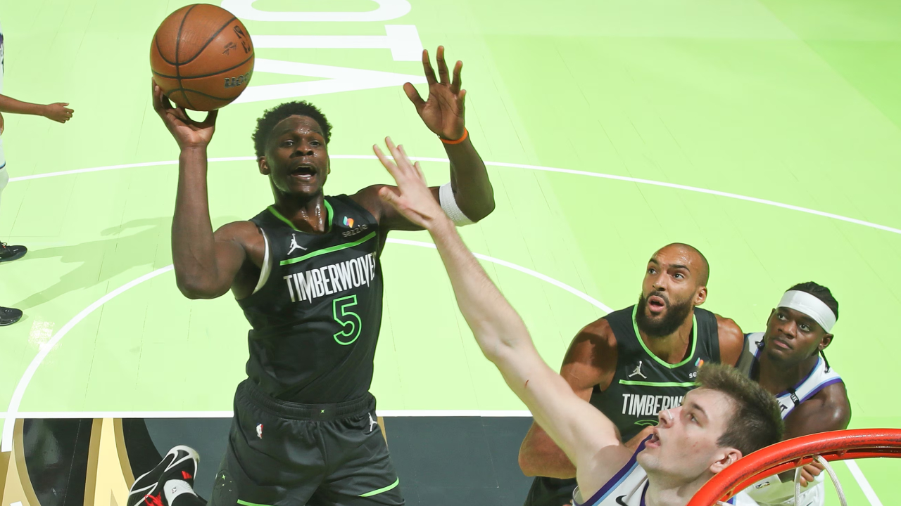 Anthony Edwards (kiri) mencetak 37 poin saat Minnesota Timberwolves meraih kemenangan 137-97 atas Utah Jazz dalam pertandingan NBA Cup pada Jumat (7/11) malam. (Foto: AP)