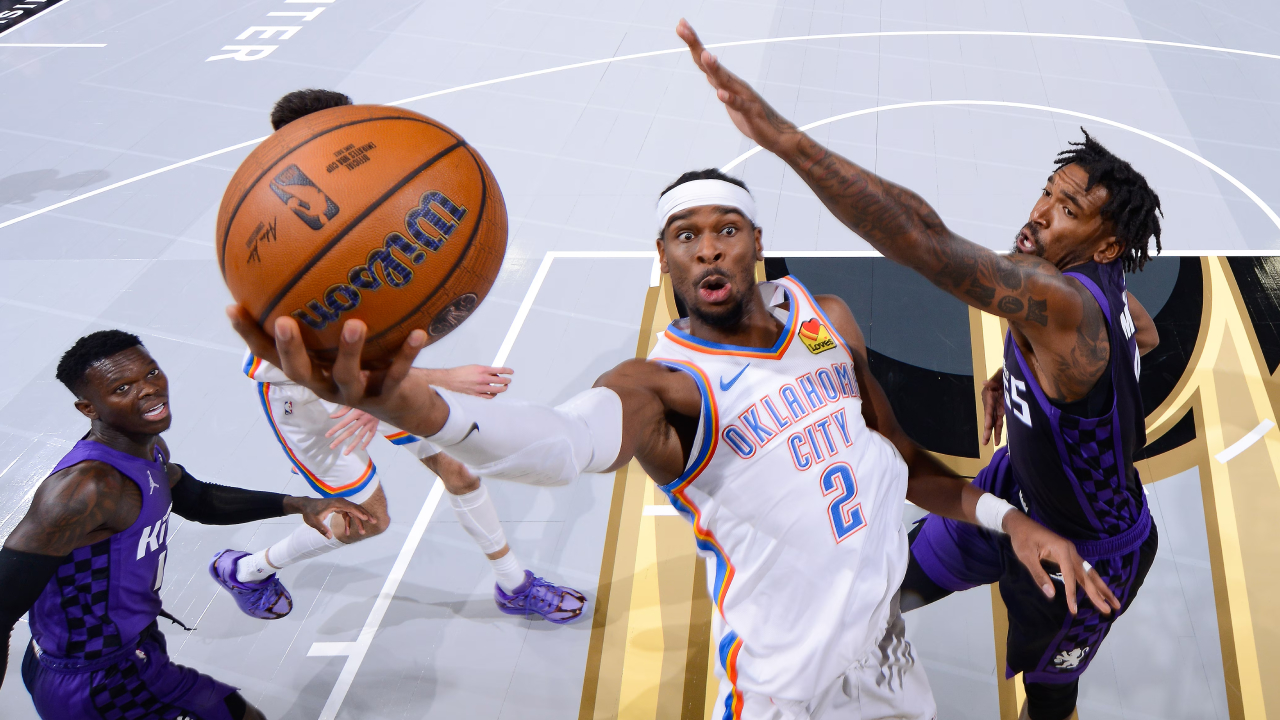 Shai Gilgeous-Alexander (kiri) mencetak 30 poin saat Oklahoma City Thunder menghancurkan Sacramento Kings 132-101 di NBA Cup pada Jumat (7/11) malam. (Foto: AP)