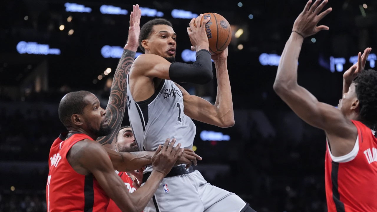 Hasil NBA Cup: San Antonio Spurs Gulingkan Houston Rockets 121-110