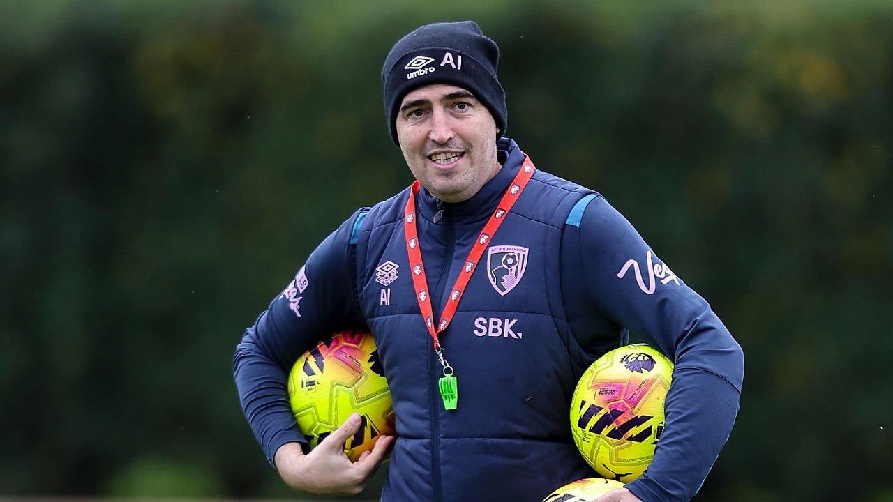 Manajer Bournemouth, Andoni Iraola. (Foto: Robin Jones/Getty Images)