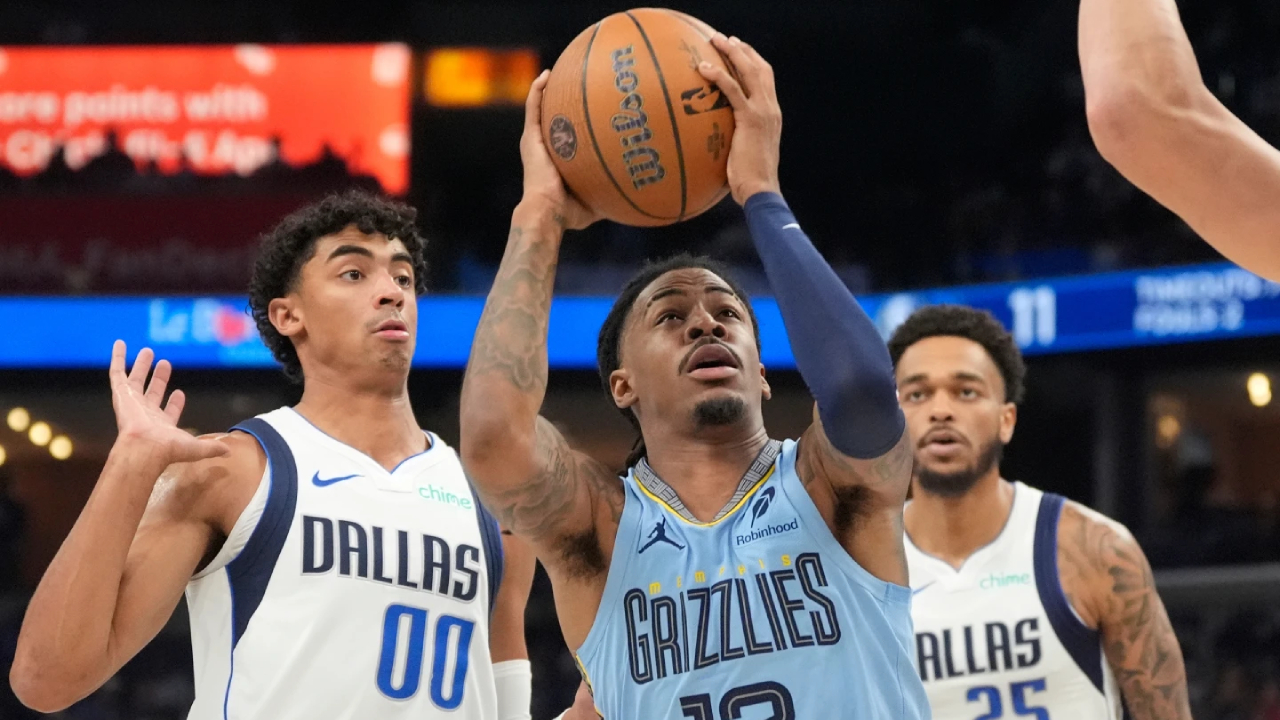 Ja Morant (tengah) mencetak 21 poin saat Memphis Grizzlies meraih kemenangan 118-104 di NBA Cup atas tim tamu Dallas Mavericks pada Jumat (7/11). (Foto: AP)