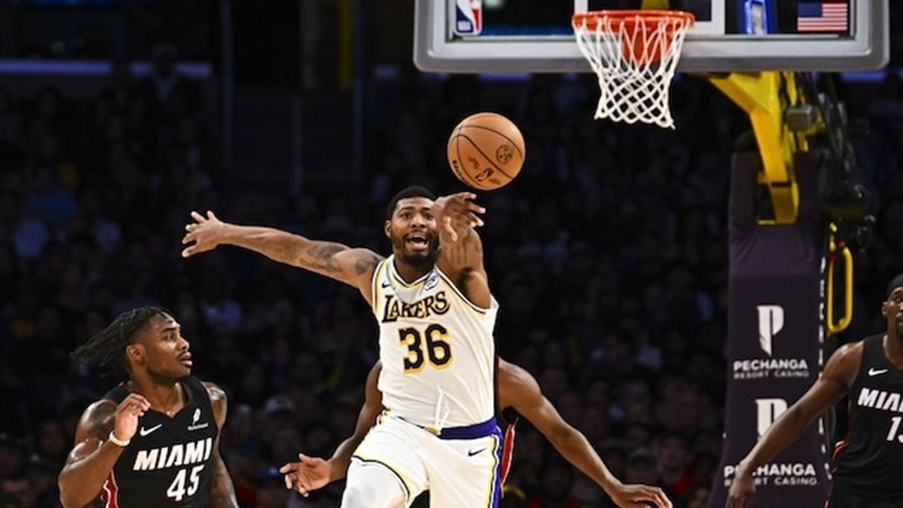 Marcus Smart Menjadi Quarterback Pertahanan Lakers