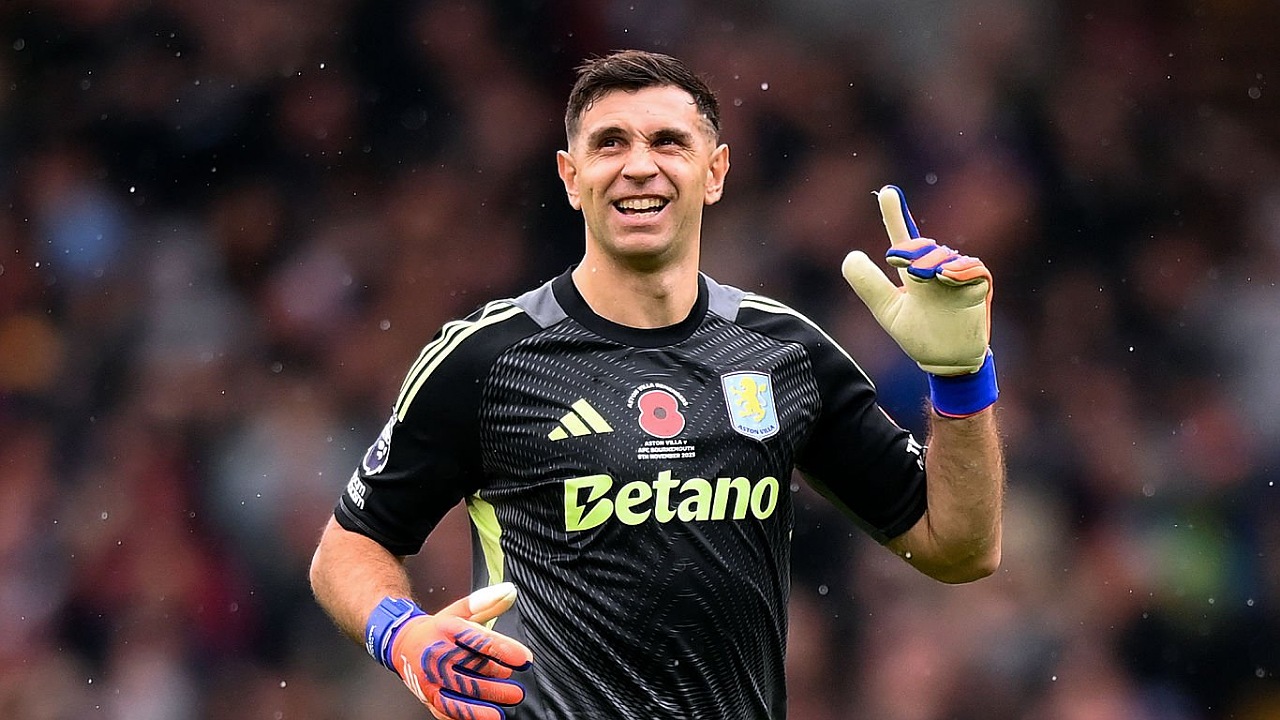 Emiliano Martinez dipuji manajer Bournemouth, Andoni Iraola