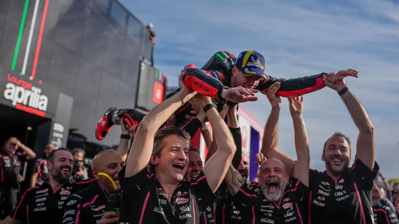 Marco Bezzecchi dan seluruh tim Aprilia Racing merayakan kemenangan di MotoGP Portugal