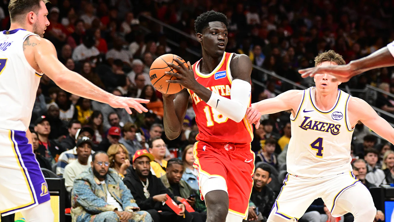 Mouhamed Gueye (tengah) mencetak 21 poin saat Atlanta Hawks meraih kemenangan 122-102 atas tim tamu Los Angeles Lakers pada Sabtu (8/11). (Foto: AP)
