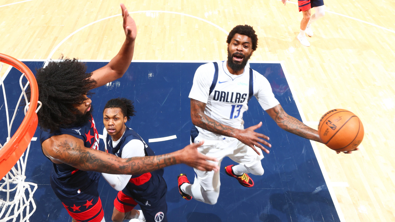 Naji Marshall (kanan) mencetak 30 poin saat Dallas Mavericks meraih kemenangan 111-105 atas tuan rumah Washington Wizards pada Sabtu (8/11). (Foto: AP)
