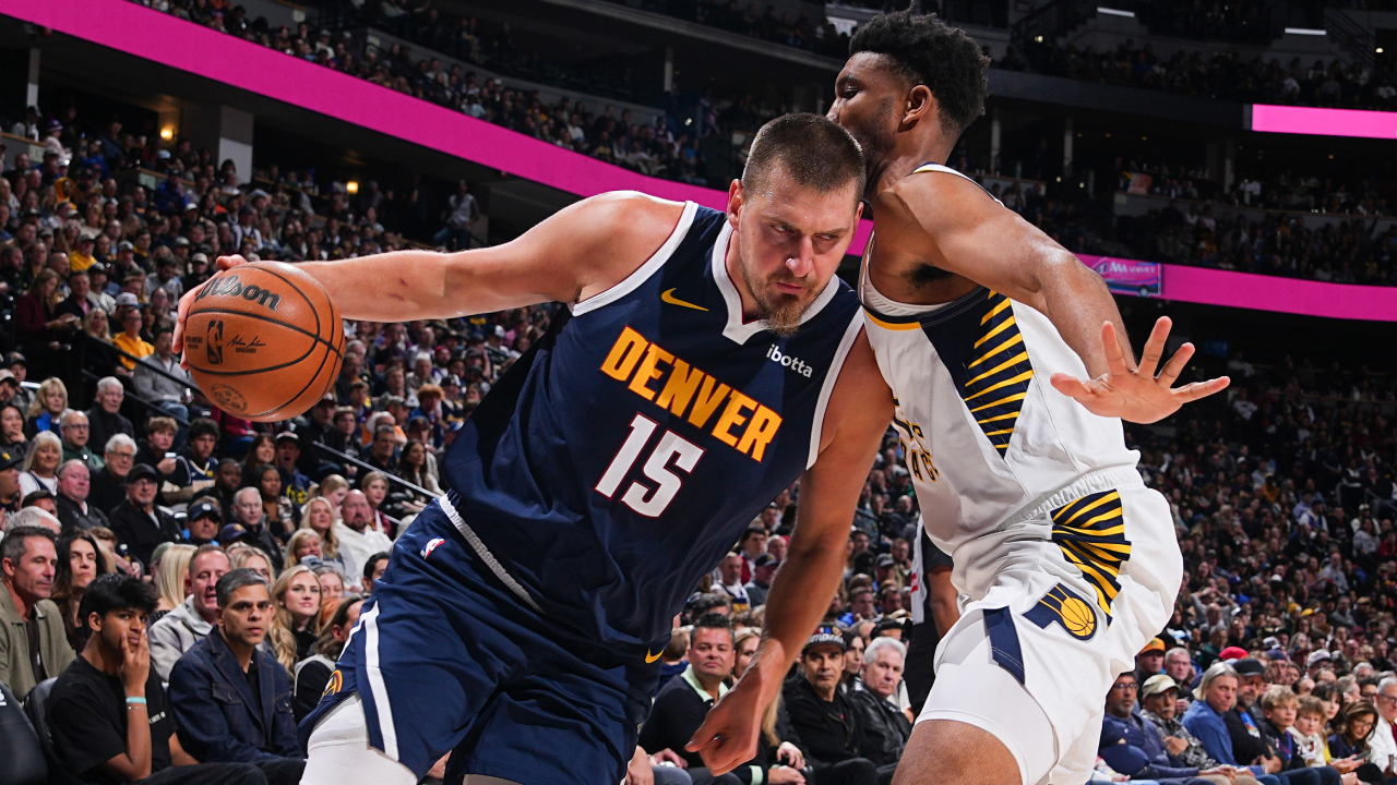 Nikola Jokic (kiri) membukukan triple-double saat tuan rumah Denver Nuggets mengalahkan Indiana Pacers 117-100 pada Sabtu (8/11) malam. (Foto: AP)