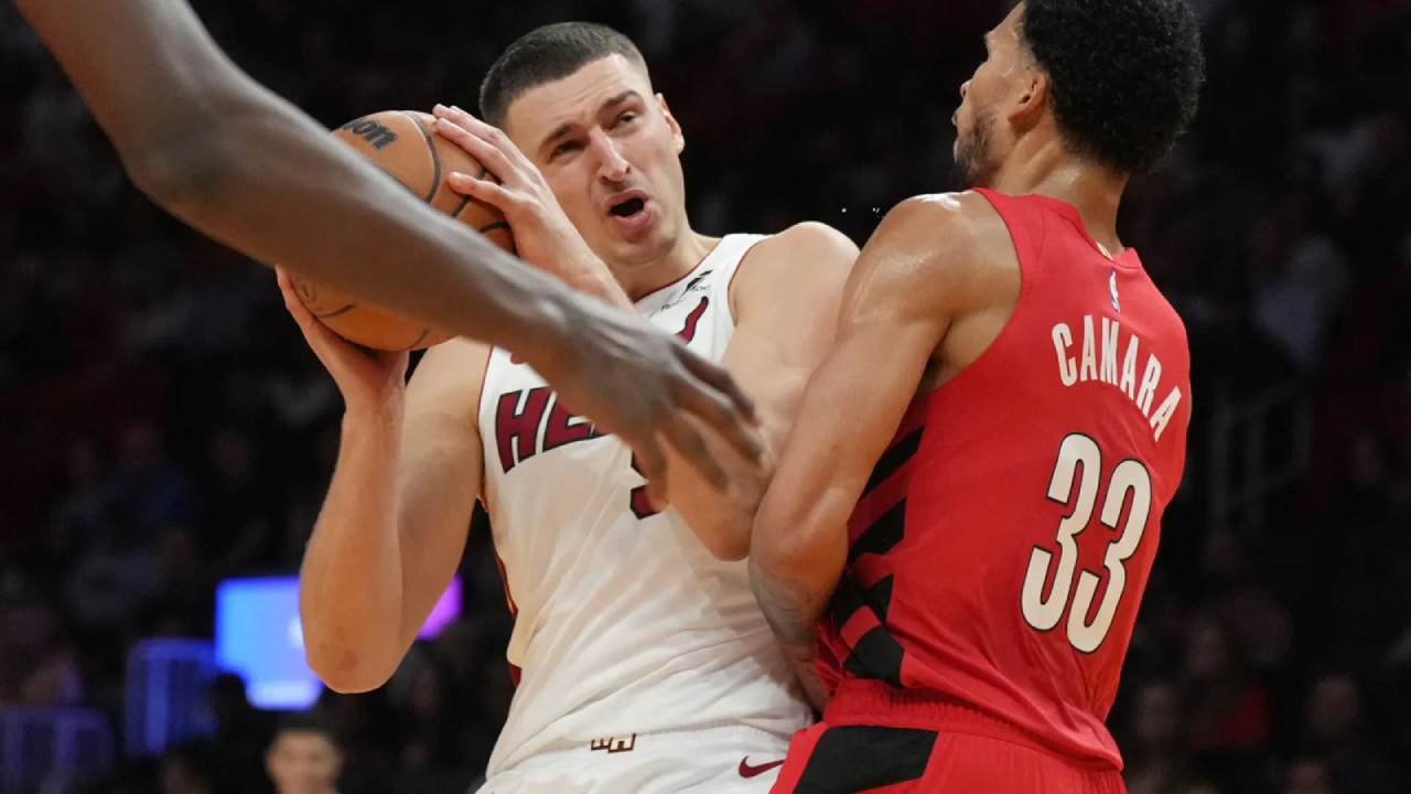 Nikola Jovic (kiri) mencetak rekor karier 29 poin saat tuan rumah Miami Heat mengalahkan Portland Trail Blazers 136-131 pada Sabtu (8/11). (Foto: AP)