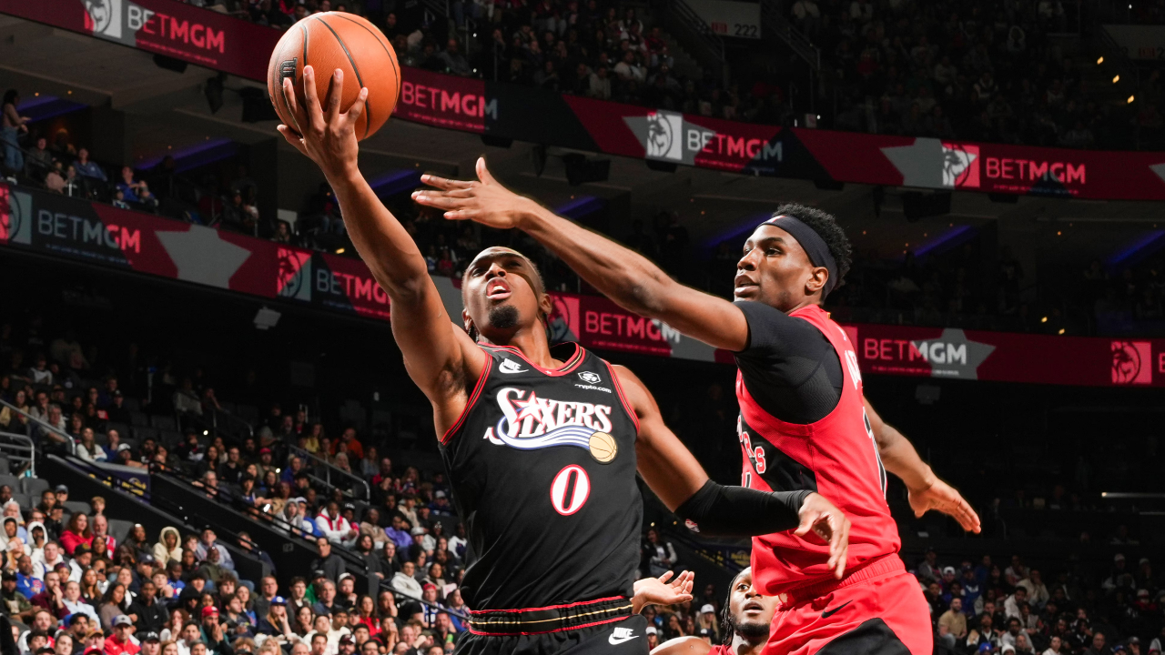 Tyrese Maxey (kiri) mencetak 31 poin saat tuan rumah Philadelphia 76ers mengalahkan Toronto 130-120 pada Sabtu (8/11). (Foto: AP)