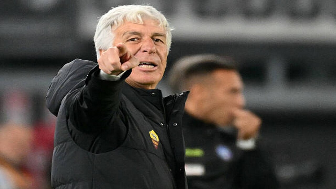 Gian Piero Gasperini memberikan instruksi kepada anak asuhnya, saat AS Roma menang 2-0 atas Udinese di pekan ke-11 Serie A dini hari tadi (10/11) / via Getty Images