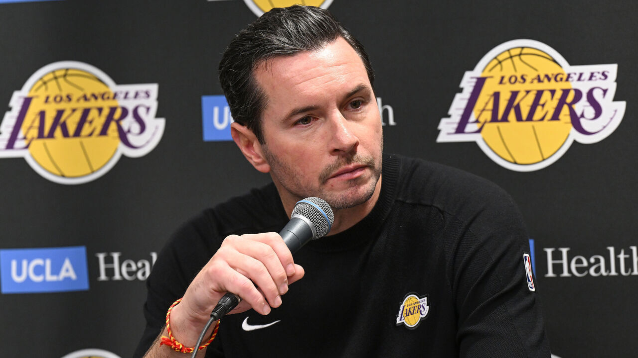 Pelatih Lakers JJ Redick memberikan keterangan pers setelah kekalahan dari Atlanta Hawks. (Foto: AP)