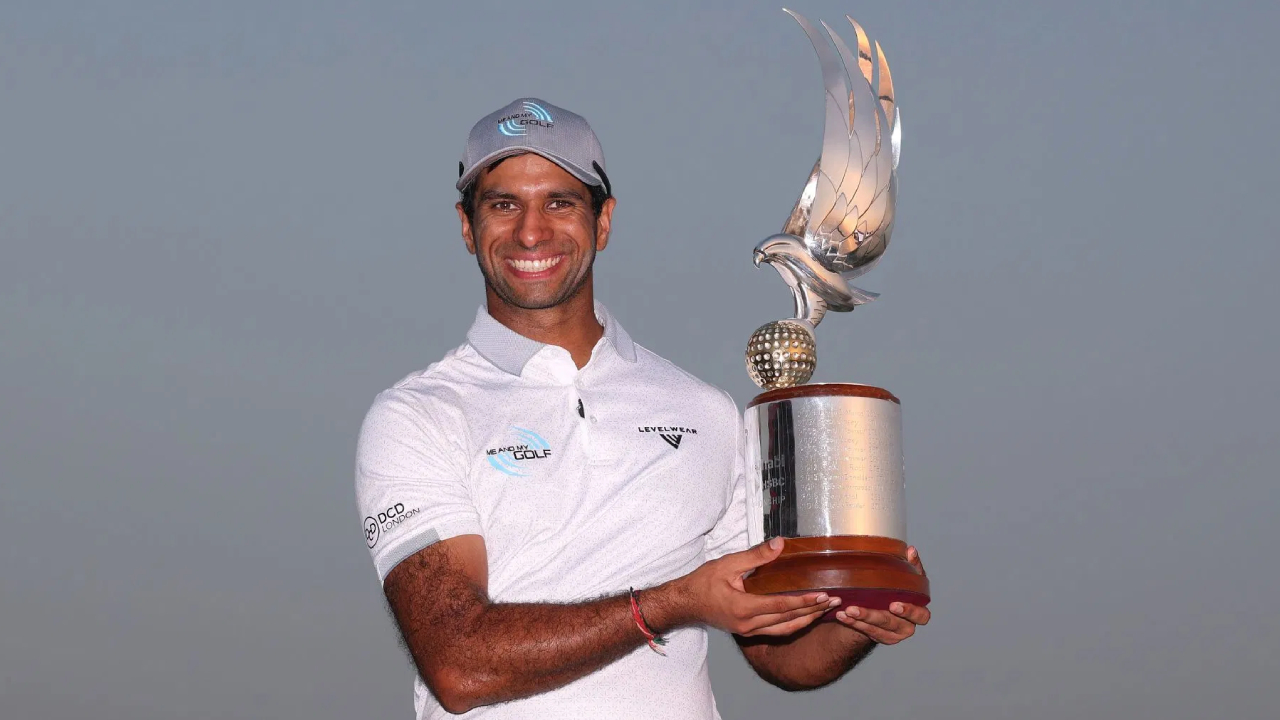 Aaron Rai berpose dengan trofi Abu Dhabi Championship. (Foto: Golf Digest)