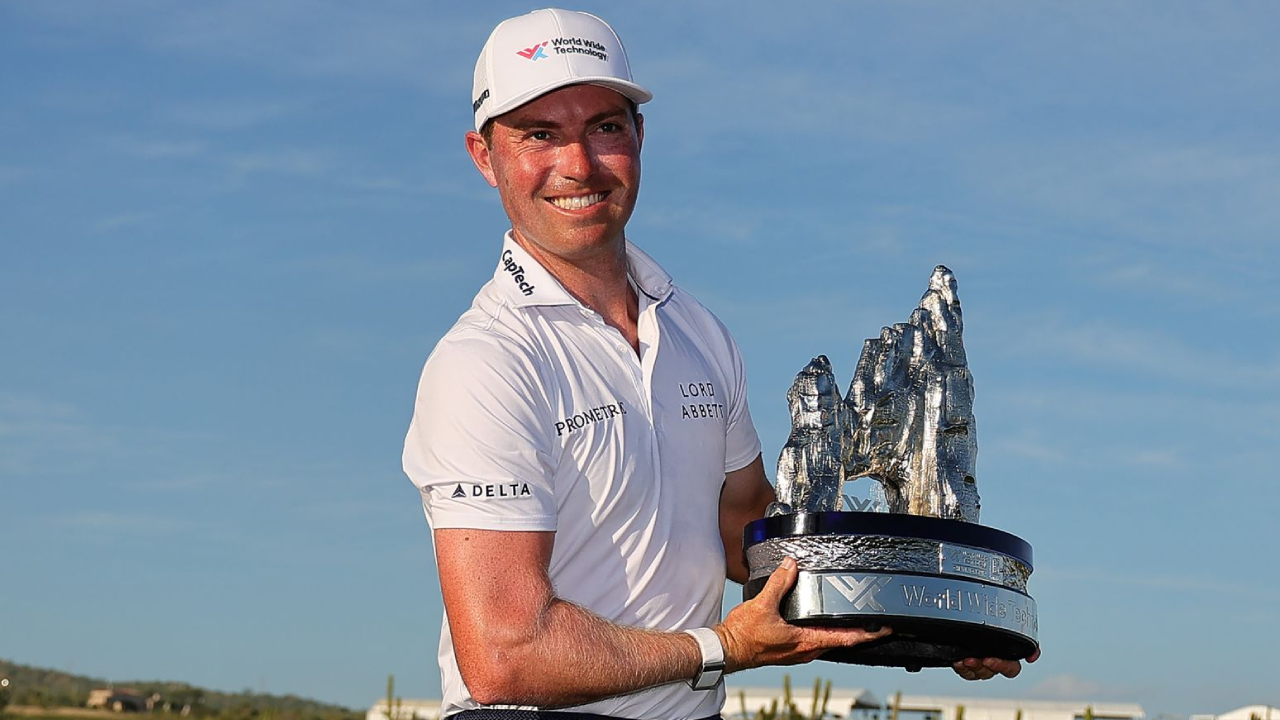 Ben Griffin berpose dengan trofi World Wide Technology Championship. (Foto: Golf Digest)
