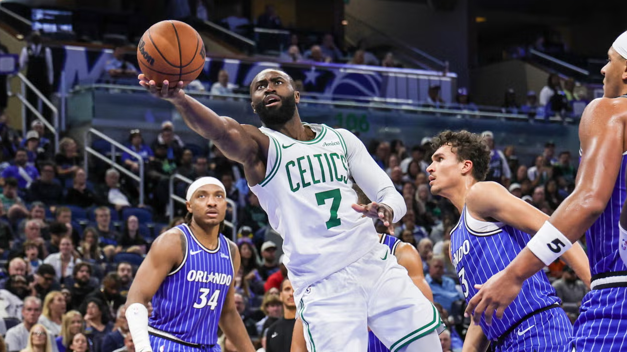 Jaylen Brown (tengah) mencetak 27 poin saat Boston Celtics menundukkan Orlando Magic dengan skor 111-107 pada Minggu (9/11). (Foto: AP)