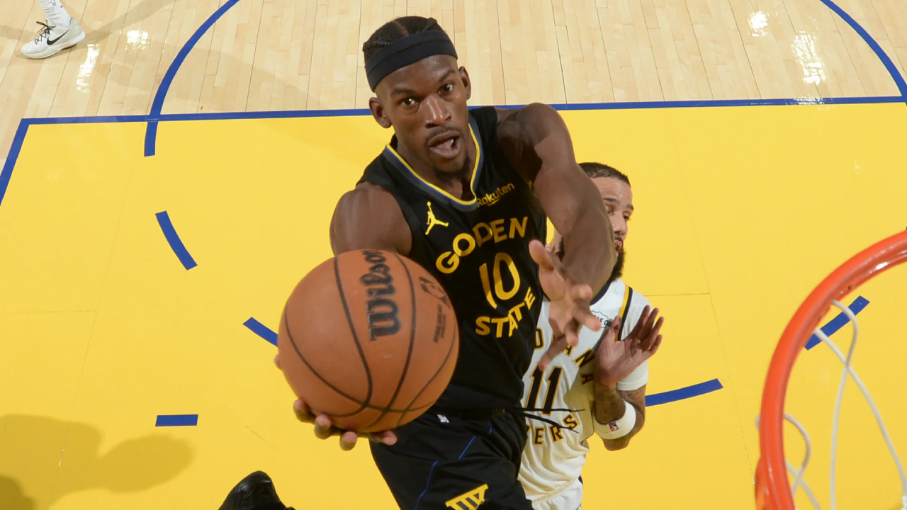 Jimmy Butler mencetak 21 poin saat Golden State Warriors mengalahkan Indiana Pacers dengan skor 114-83 di San Francisco pada Minggu (9/11) malam. (Foto: AP)