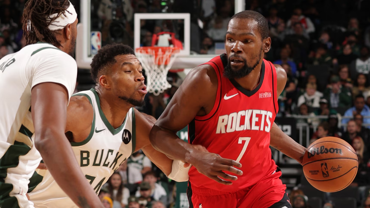 Kevin Durant (kanan) mencetak 31 poin saat Houston Rockets mengalahkan tuan rumah Milwaukee Bucks dengan skor 122-115 pada Minggu (9/11). (Foto: AP)