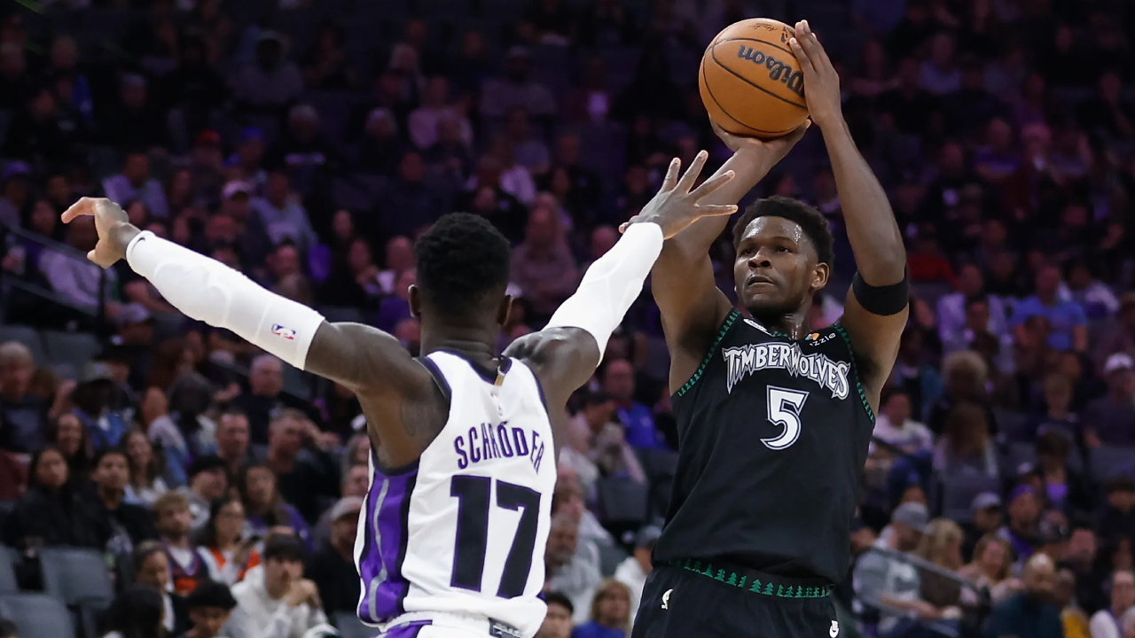 Anthony Edwards (kanan) mencetak 26 poin saat tim tamu Minnesota Timberwolves meraih kemenangan 144-117 atas Sacramento Kings pada Minggu (9/11). (Foto: AP)