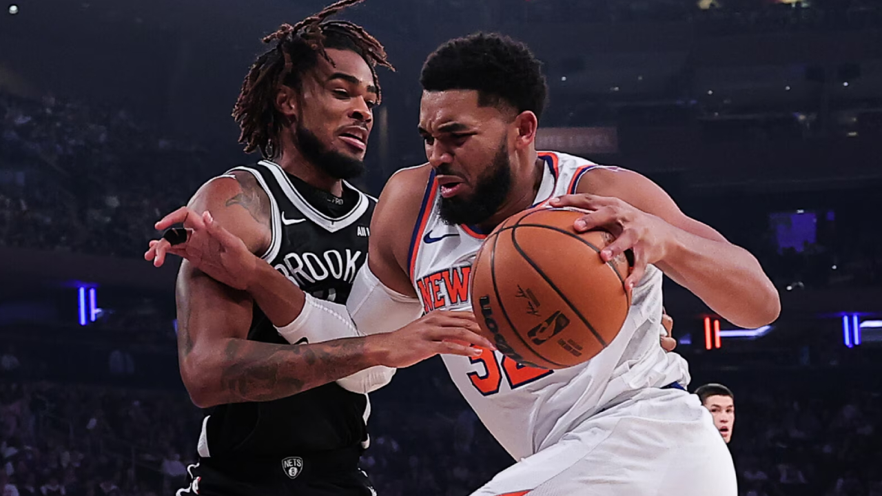 Karl-Anthony Towns (kanan) mencetak 28 poin saat tuan rumah New York Knicks menang 134-98 atas Brooklyn Nets pada Minggu (9/11) malam.