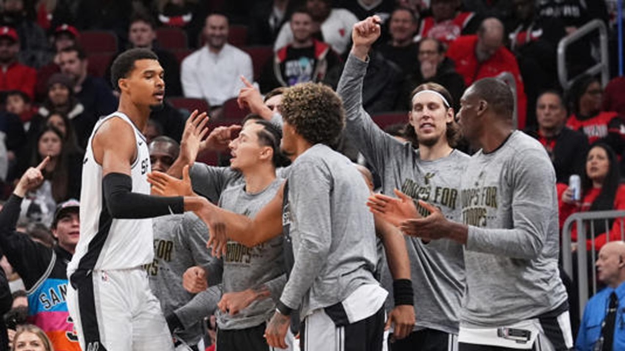 Mitch Johnson Angkat Topi Lihat Permainan Wembanyama