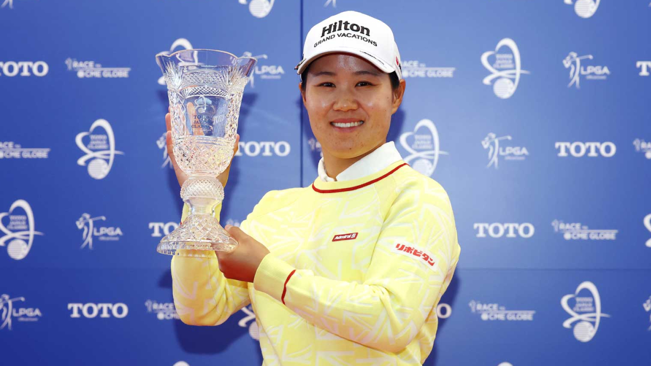 Nasa Hataoka berpose dengan trofi TOTO Japan Classic. (Foto: Golf Digest)