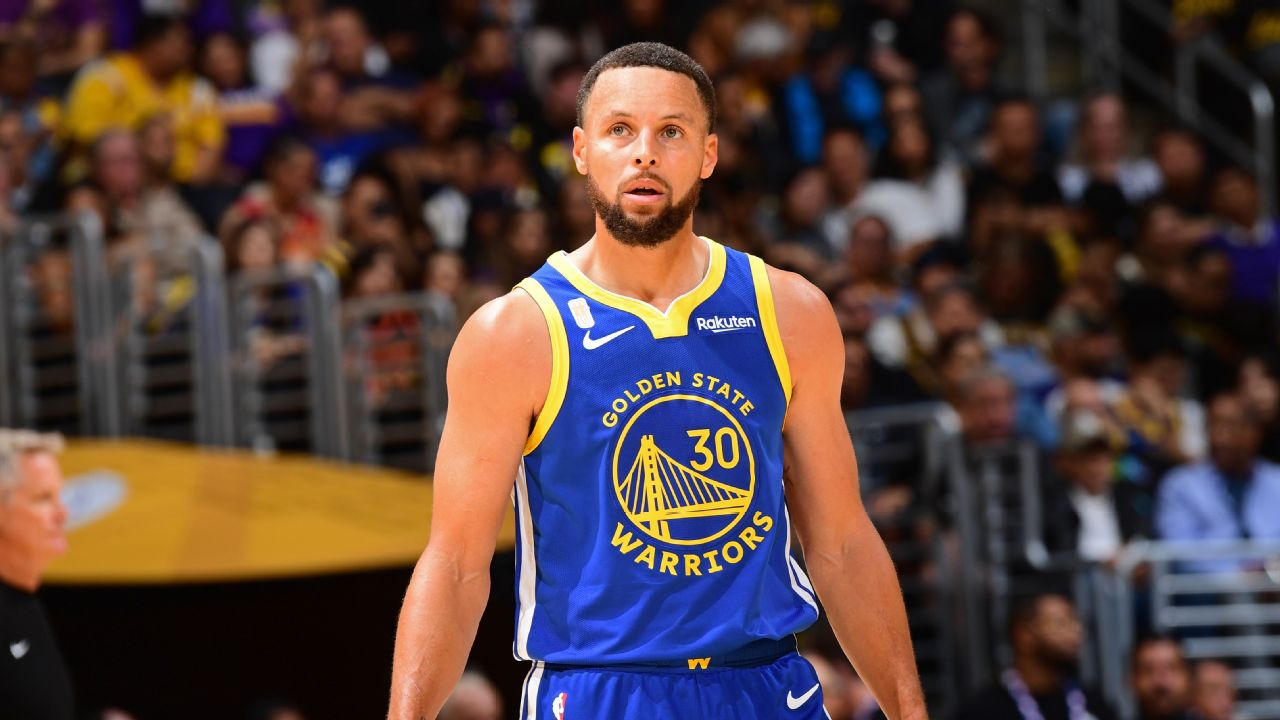 Stephen Curry rata-rata mencetak 26,8 poin, 4,3 assist, dan 3,6 rebound dalam delapan pertandingan pertamanya. (Foto: AP)