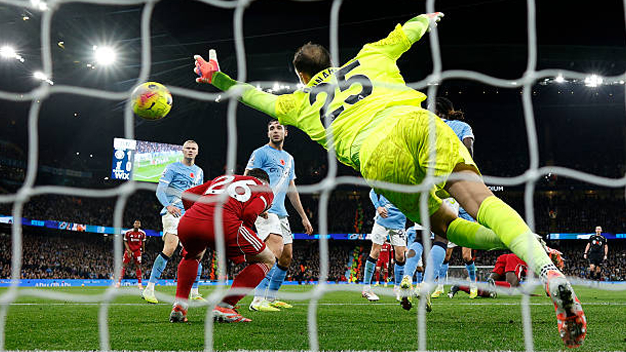 Anulir Gol Virgil van Dijk Lawan Man City, Howard Webb Bela Keputusan Wasit