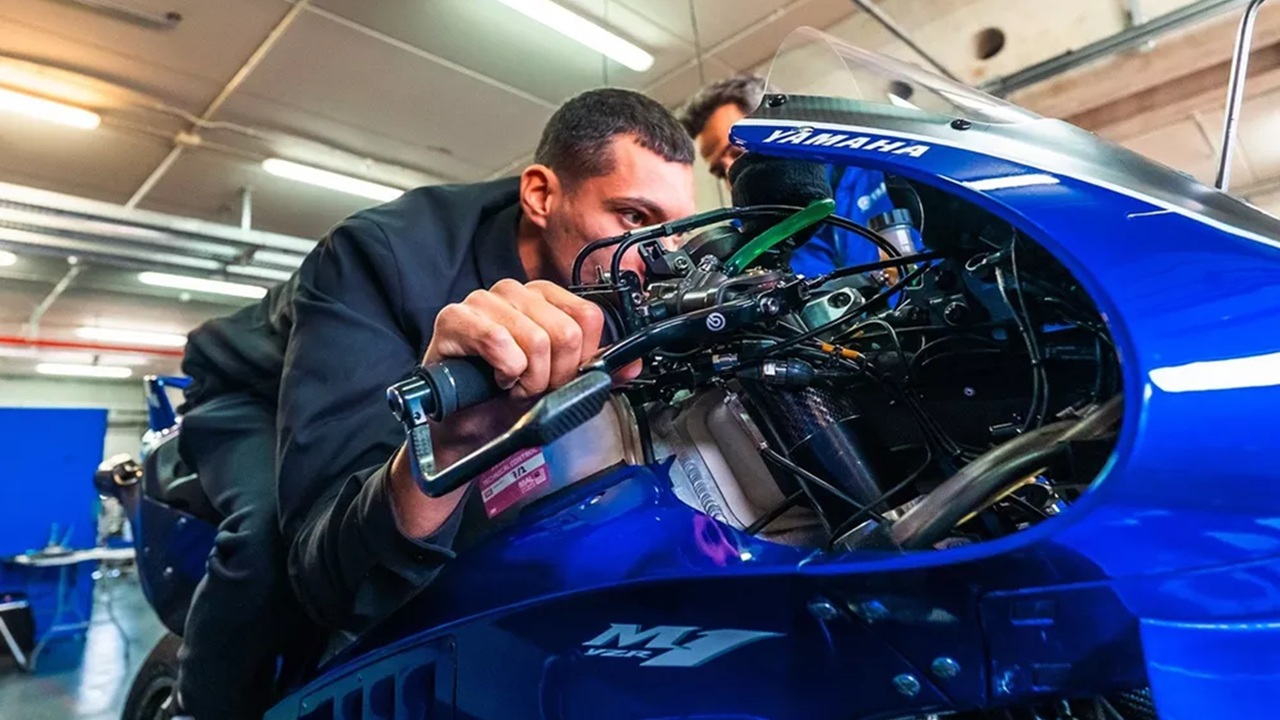 Toprak Razgatlioglu mengetes motor Yamaha V4