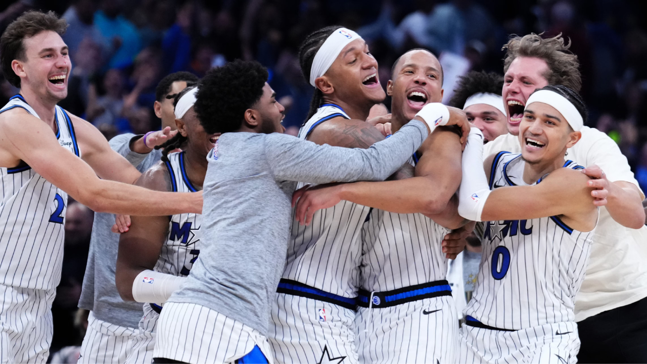 Desmond Bane dikerumuni rekan-rekan setimnya setelah Orlando Magic memastikan kemenangan dramatis atas Trail Blazers. (Foto: AP)