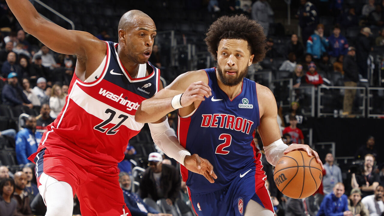 Cade Cunningham (kanan) mencetak 46 poin saat tuan rumah Detroit Pistons menang 137-135 lewat perpanjangan waktu atas Washington Wizards pada Senin (10/11) malam. (Foto: AP)