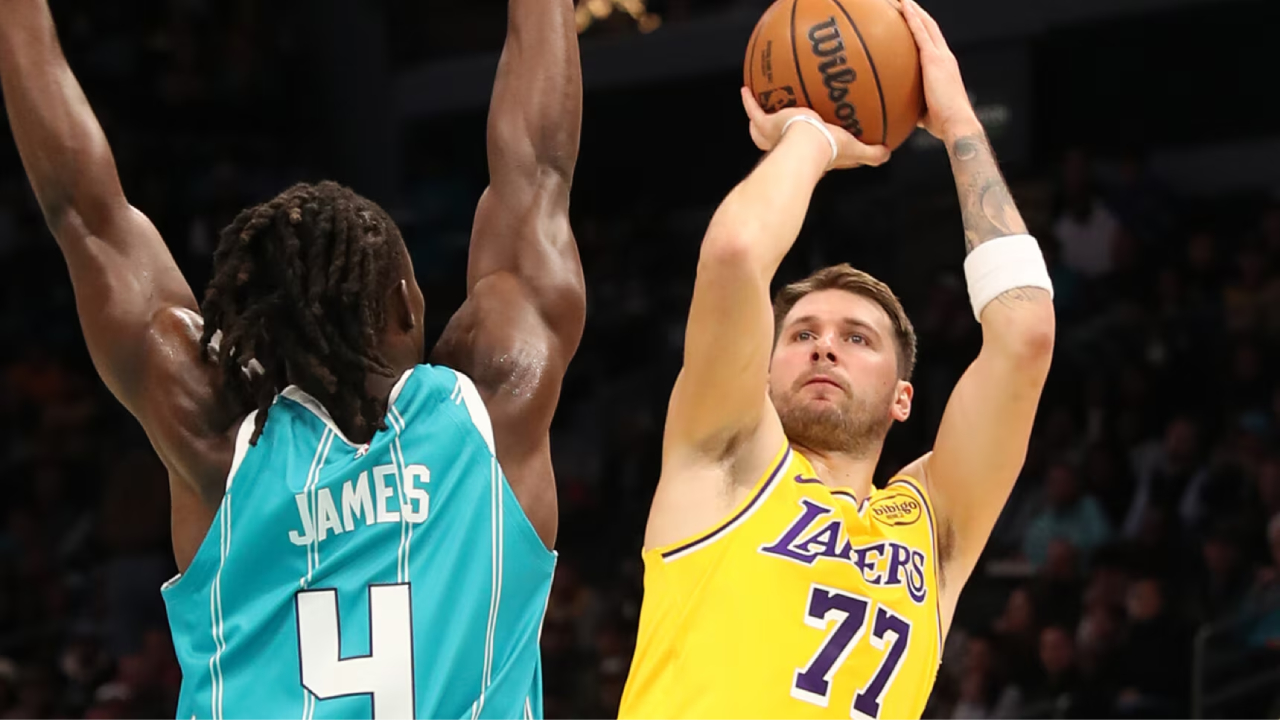 Luka Doncic (kanan) mencetak 38 poin saat Los Angeles Lakers mengungguli Charlotte Hornets 121-111 pada Senin (10/11) malam. (Foto: AP)