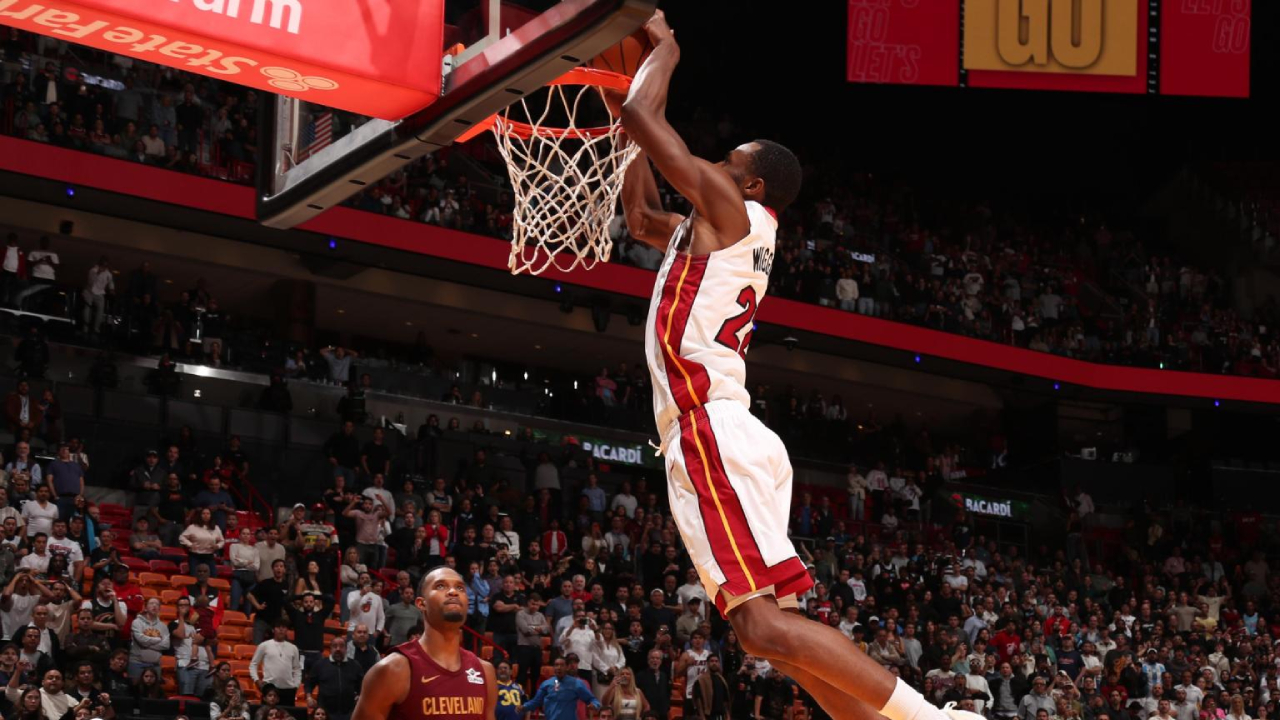 Andrew Wiggins melakukan dunk di detik-detik akhir saat tuan rumah Miami Heat menang 140-138 atas Cleveland Cavaliers melalui perpanjangan waktu pada Senin (10/11). (Foto: AP)