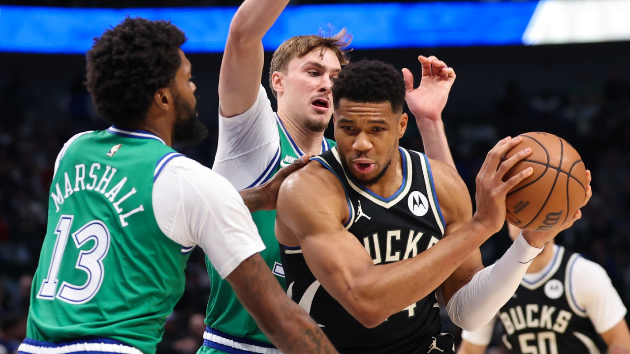 Giannis Antetokounmpo (kanan) mencetak 30 poin saat tim tamu Milwaukee Bucks mengalahkan Dallas Mavericks 116-114 pada Senin (10/11). (Foto: AP)