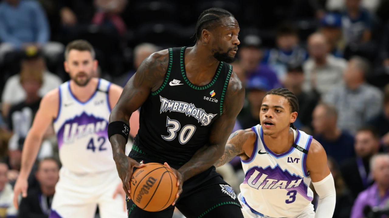 Julius Randle (tengah) mencetak 27 poin saat Minnesota Timberwolves meraih kemenangan 120-113 atas Utah Jazz pada Senin (10/11) malam. (Foto: AP)