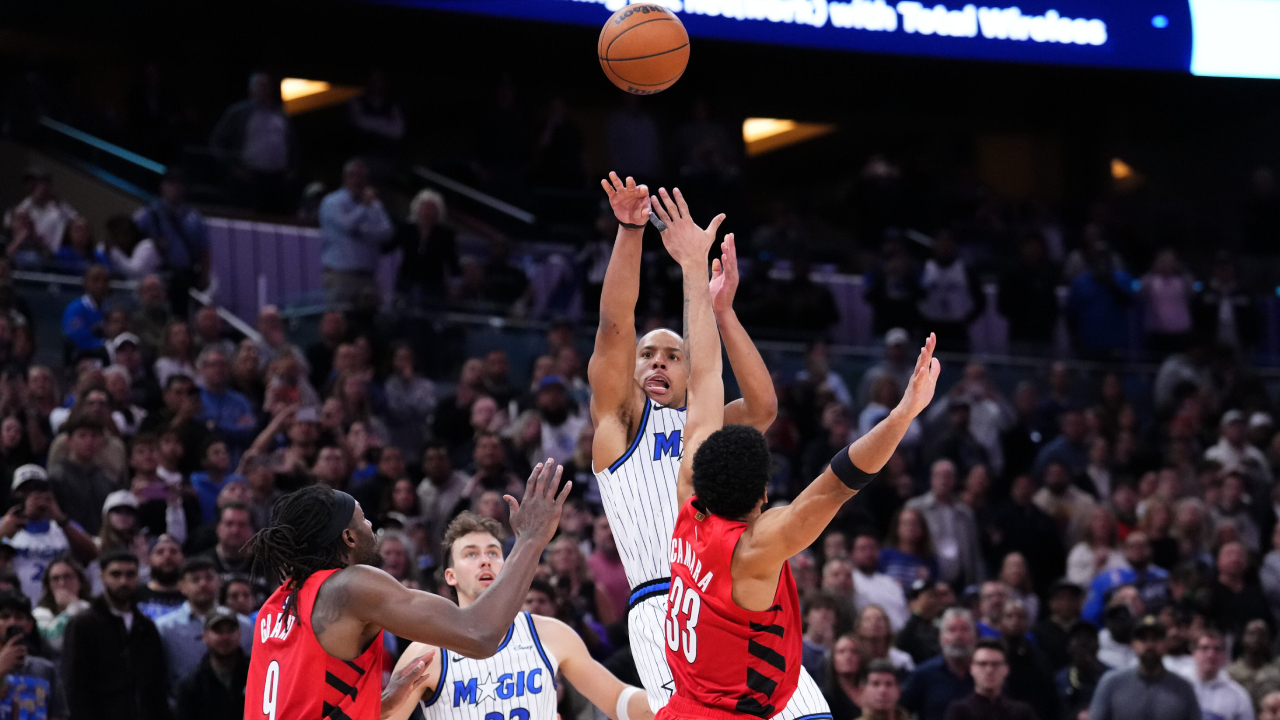 Desmond Bane (belakang) melesakkan tembakan tiga angka saat buzzer pada Senin (10/11) saat Orlando Magic menang 115-112 atas tim tamu Portland Trail Blazers. (Foto: AP)