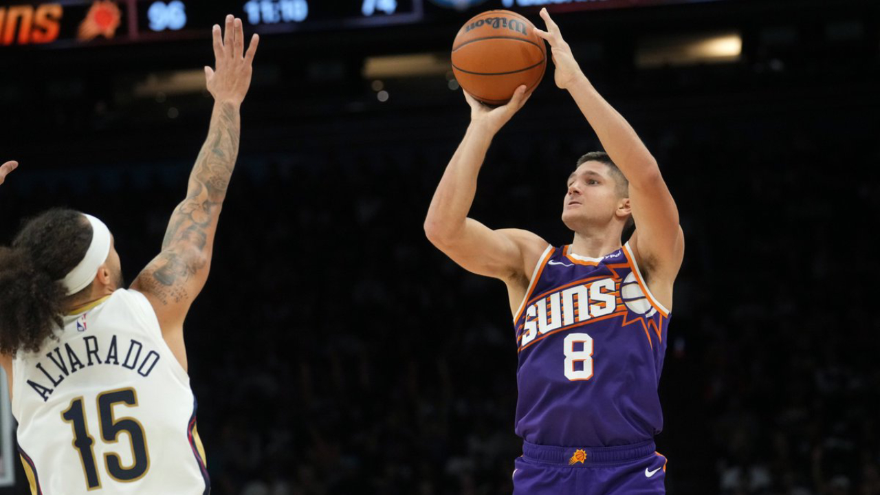 Grayson Allen (kanan) mencetak 42 poin saat tuan rumah Phoenix Suns mengalahkan New Orleans Pelicans dengan skor 121-98 pada Senin (10/11). (Foto: AP)