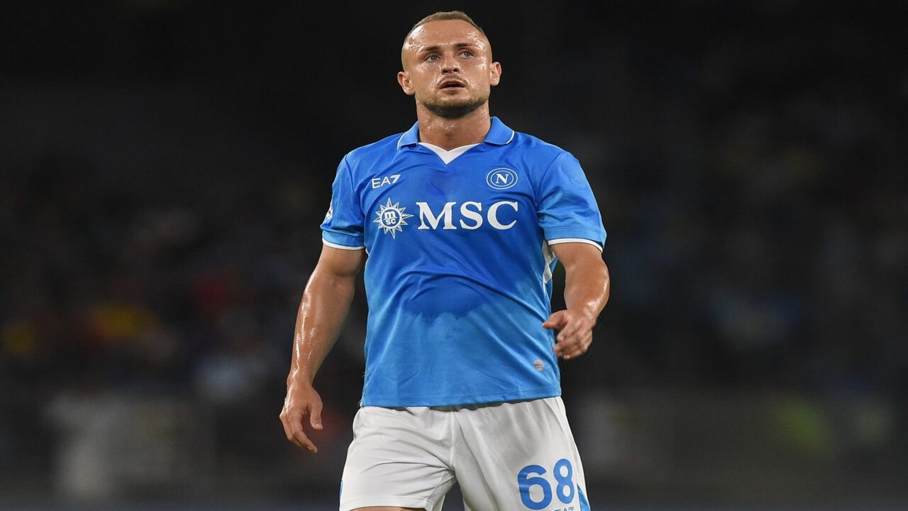 Stanislav Lobotka melalui agennya mengaku tidak kuat dengan metode latihan 'brutal' ala Antonio Conte, dan mulai pikir-pikir untuk pergi meninggalkan Napoli / via Getty Images