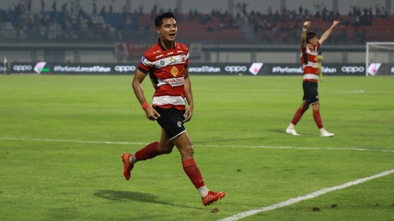 Penyerang Madura United, Aji Kusuma merayakan gol ke gawang Persijap Jepara