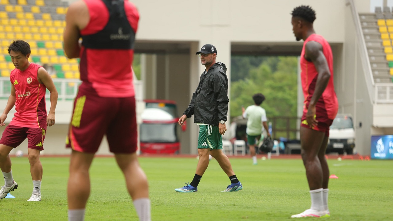 Pelatih PSM Makassar, Tomas Trucha memimpin latihan timnya