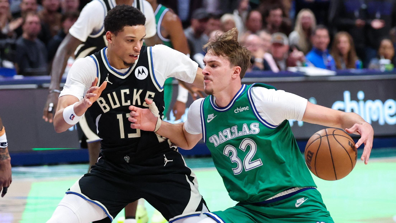 Rookie Dallas Mavericks, Cooper Flagg (kanan) diam-diam membuat sejarah saat membukukan rekor karier 26 poin versus Milwaukee Bucks. (Foto: AP)