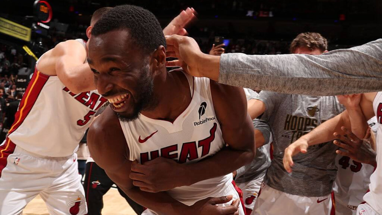 Andrew Wiggins dan para pemain Miami Heat melakukan selebrasi setelah memastikan kemenangan atas Cleveland Cavaliers. (Foto: AP)