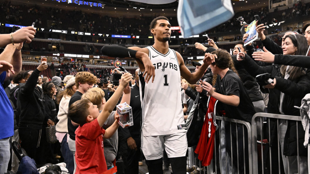 Victor Wembanyama menyapa penonton di lorong stadion usai kemenangan Spurs atas Bulls. (Foto: AP)