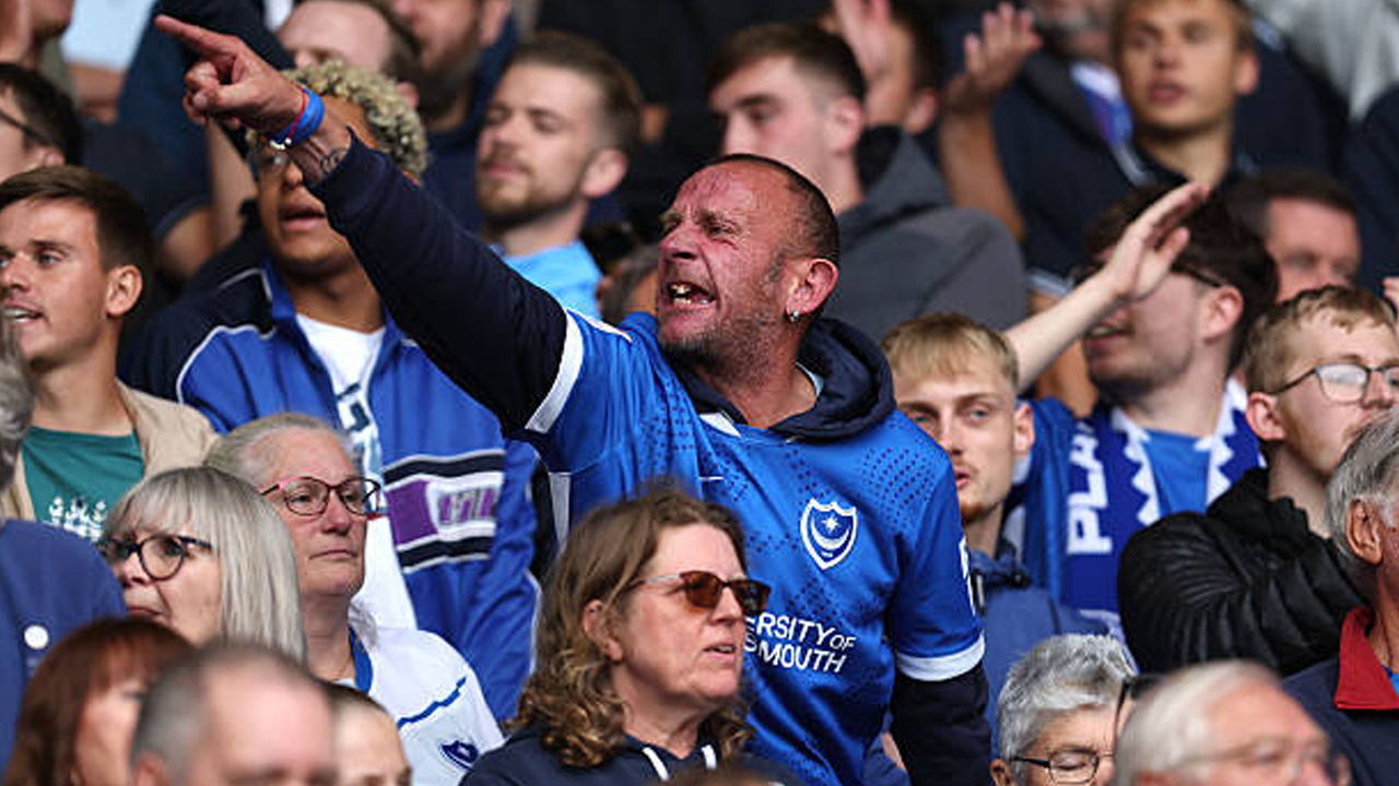 Dilarang Nonton 3 Tahun, Dua Fans Portsmouth Menyamar Jadi Polisi