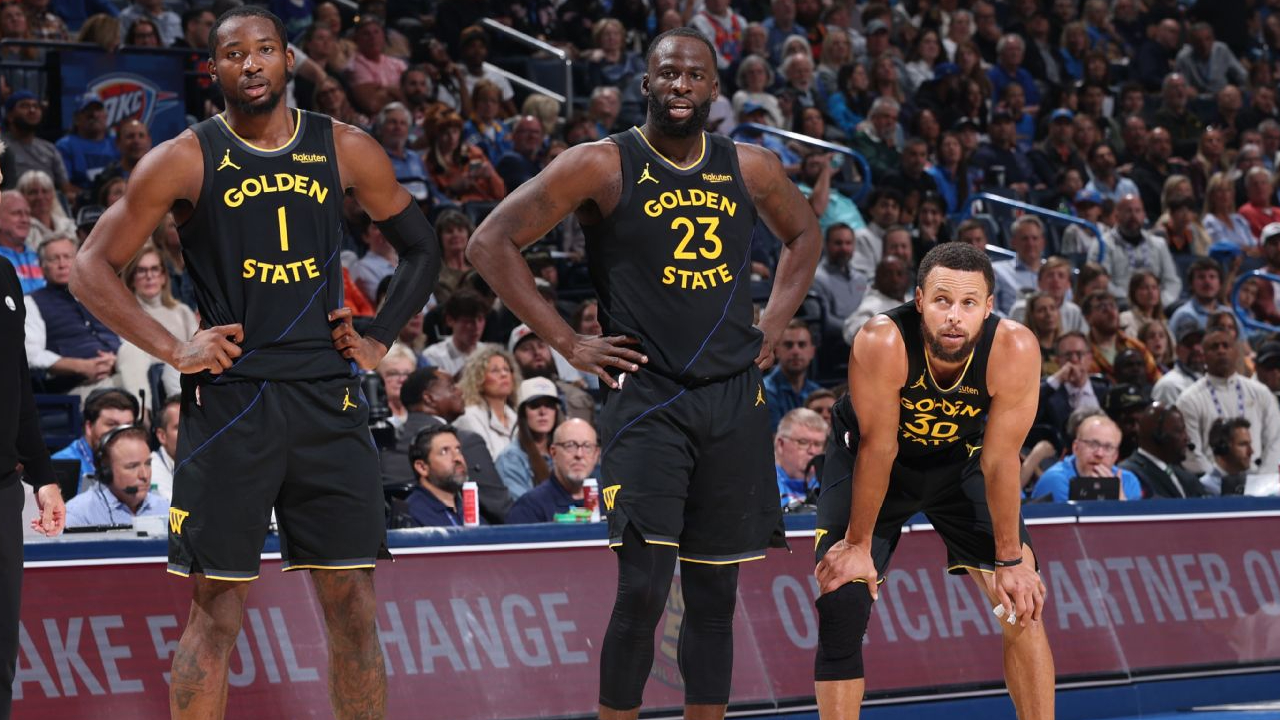 Draymond Green (tengah) diapit Jonathan Kuminga dan Steph Curry dalam pertandingan versus Thunder. (Foto: AP)