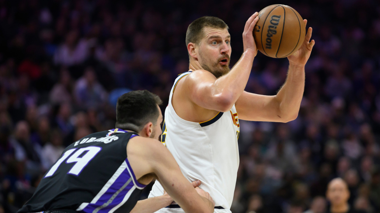 Nikola Jokic (kanan) mencetak 35 poin saat Denver Nuggets meraih kemenangan 122-108 atas tuan rumah Sacramento Kings pada Selasa (11/11) malam. (Foto: AP)