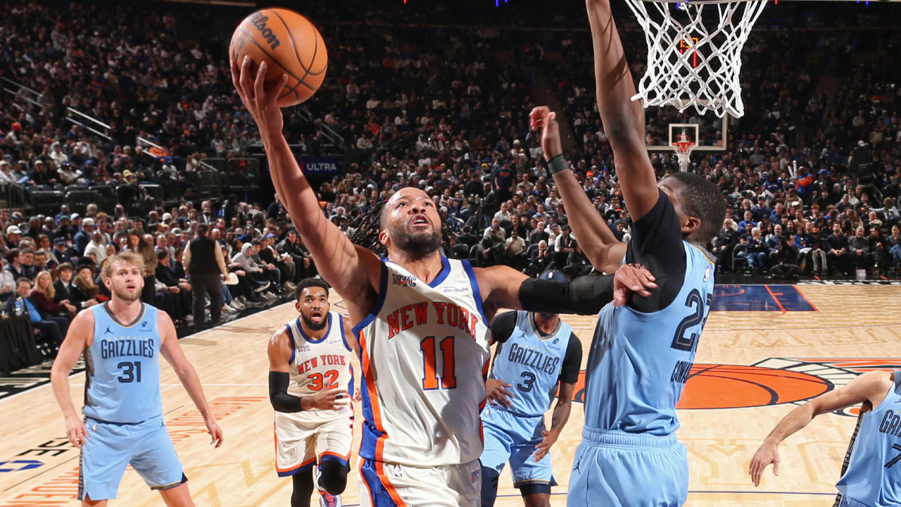 Jalen Brunson (tengah) mencetak 32 poin saat tuan rumah New York Knicks meraih kemenangan 133-120 atas Memphis Grizzlies pada Selasa (11/11) malam.