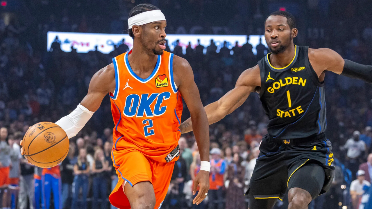 Shai Gilgeous-Alexander (kiri) mencetak 28 poin saat Oklahoma City Thunder meraih kemenangan 126-102 atas tim tamu Golden State Warriors pada Selasa (11/11). (Foto: AP)