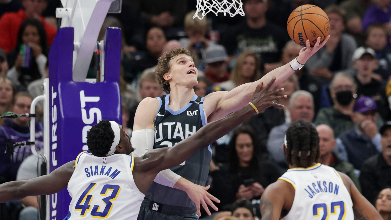 Lauri Markkanen (tengah) mencetak 35 poin saat Utah Jazz meraih kemenangan 152-128 atas Indiana Pacers di Salt Lake City pada Selasa (11/11). (Foto: AP)