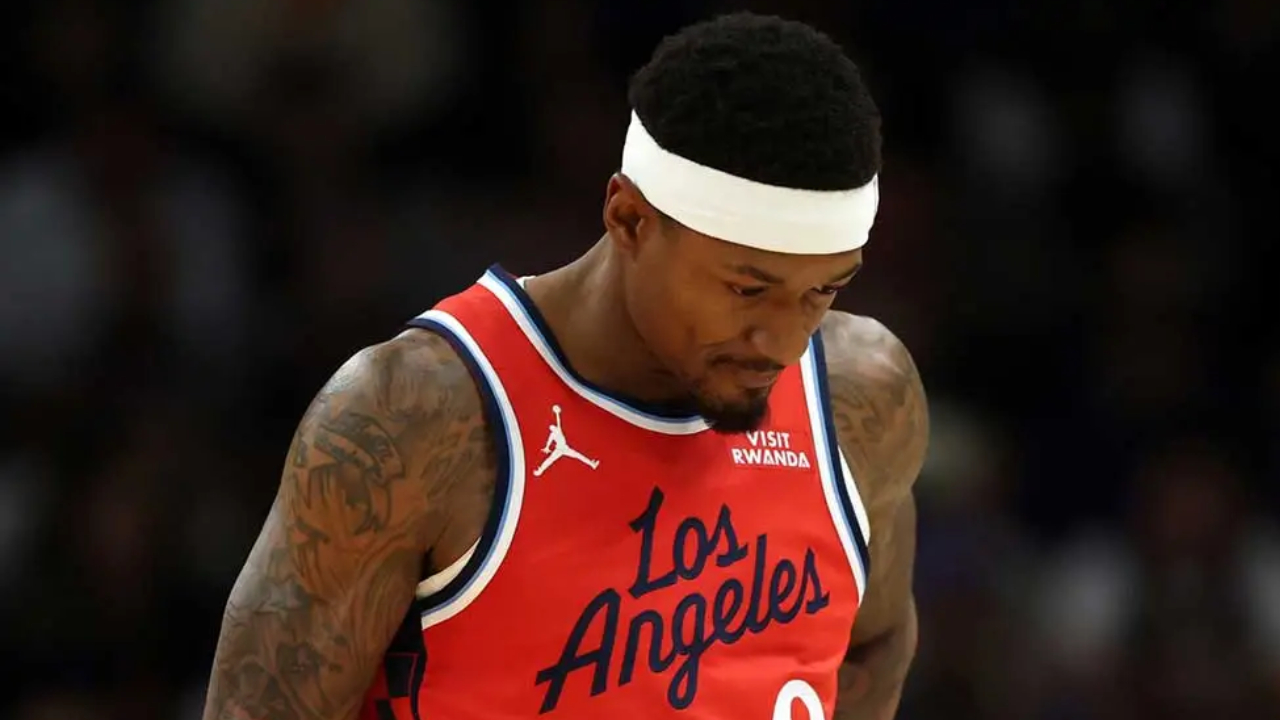 Bradley Beal keluar dari pertandingan pada Sabtu (8/11) lalu melawan Phoenix Suns di paruh pertama setelah mengeluh sakit pinggul. (Foto: AP)