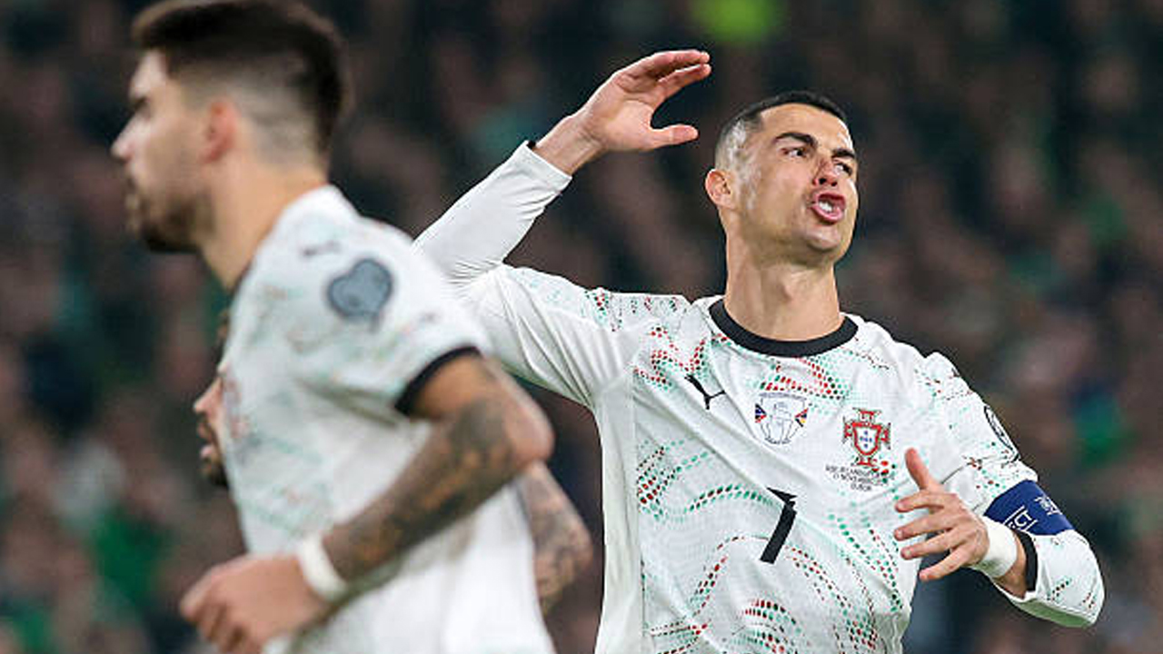 Cristiano Ronaldo Dapat Kartu Merah Perdana, Bos Irlandia Ikut Berkomentar