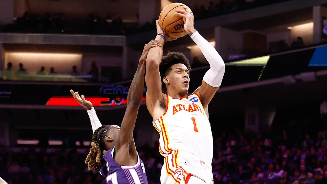 Jalen Johnson (kanan) mencetak 24 poin saat Atlanta Hawks mengalahkan Sacramento Kings dengan skor 133-100 pada Rabu (12/11) malam. (Foto: AP)